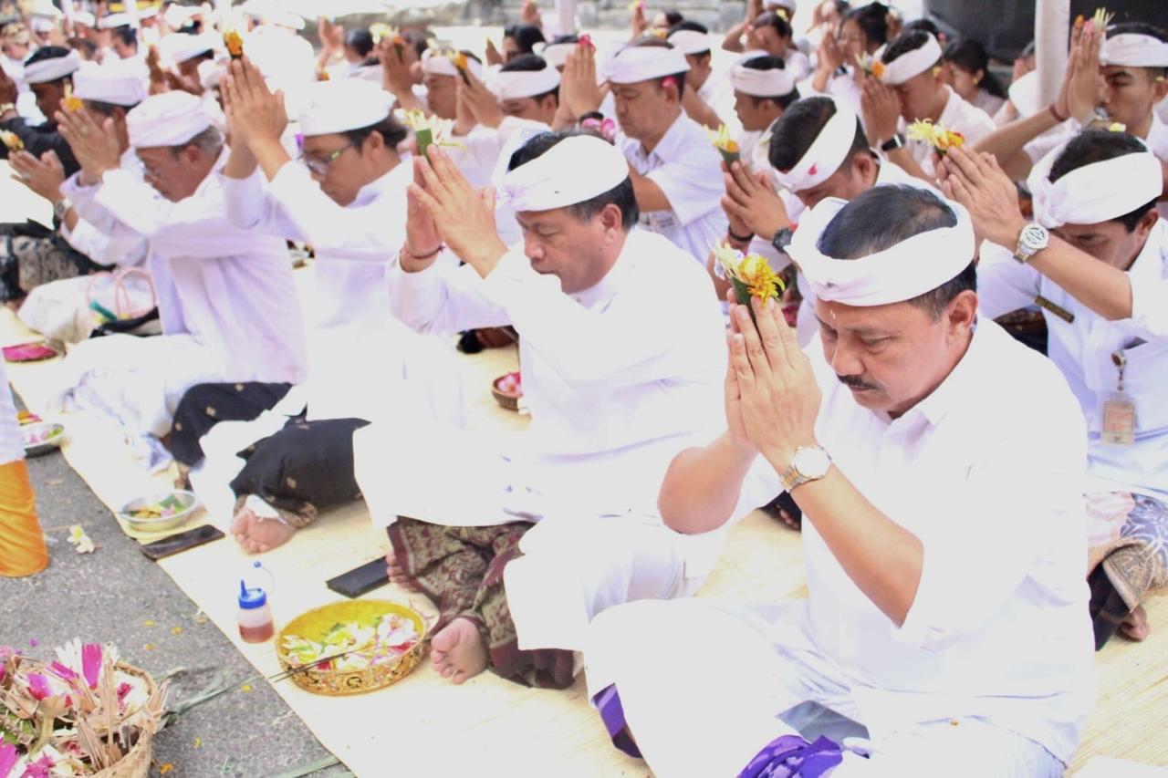 Pemkot Denpasar Ngaturang Bhakti Penganyar di Pura Tuluk Biyu Batur dan Pura Ulun Danu Batur