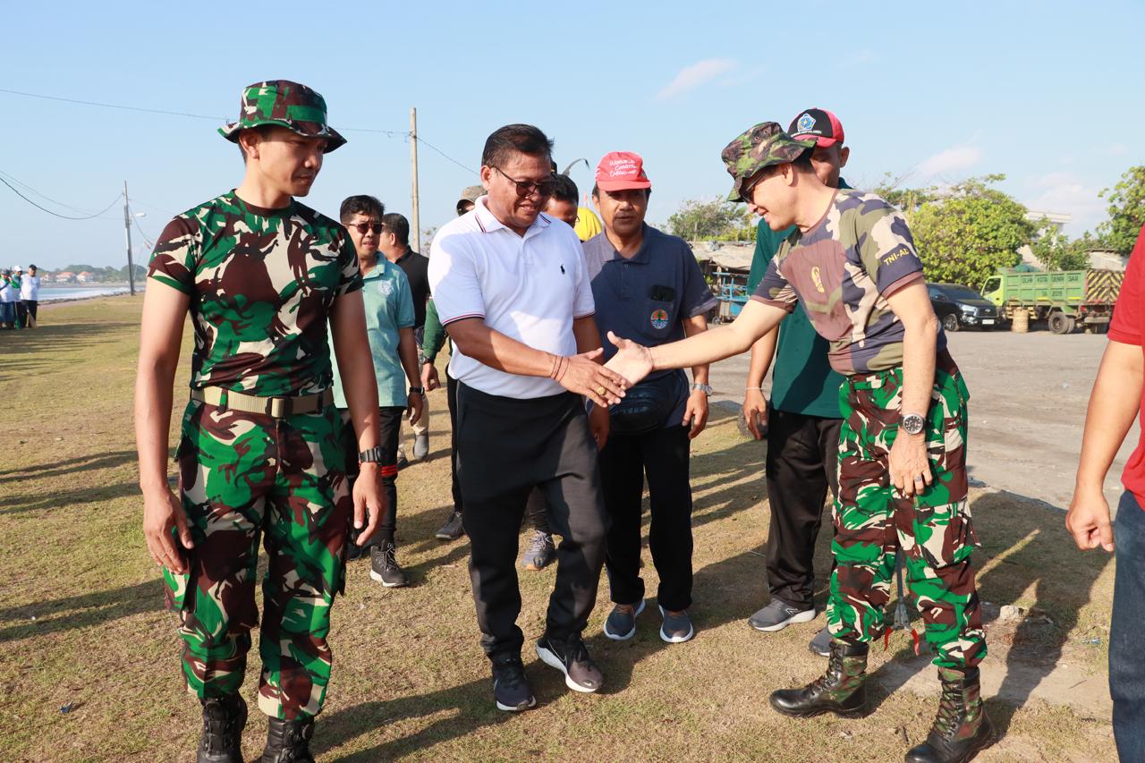 Gelar Aksi Kebersihan di Pantai Padanggalak, Pemkot Denpasar Dukung Karya Bakti HUT Ke-79 TNI