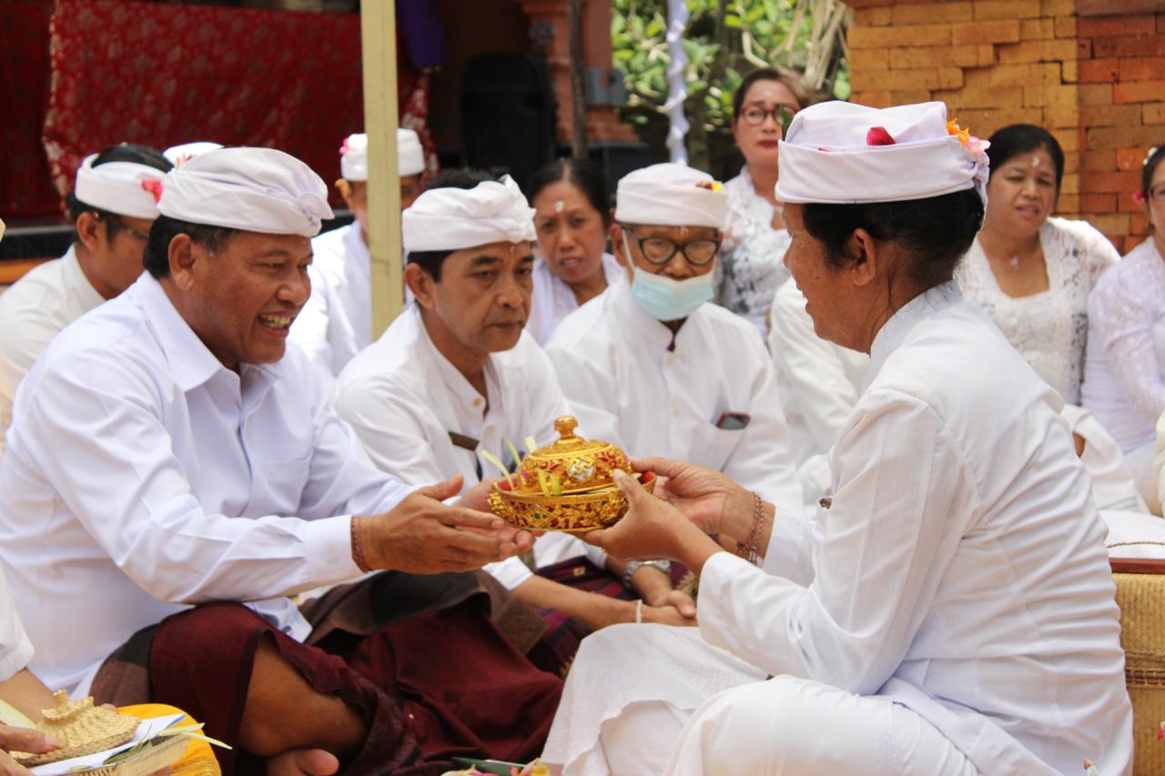 Sekda Alit Wiradana Hadiri Pujawali Pura Dalem Bugbugan Ulun Danu Oongan