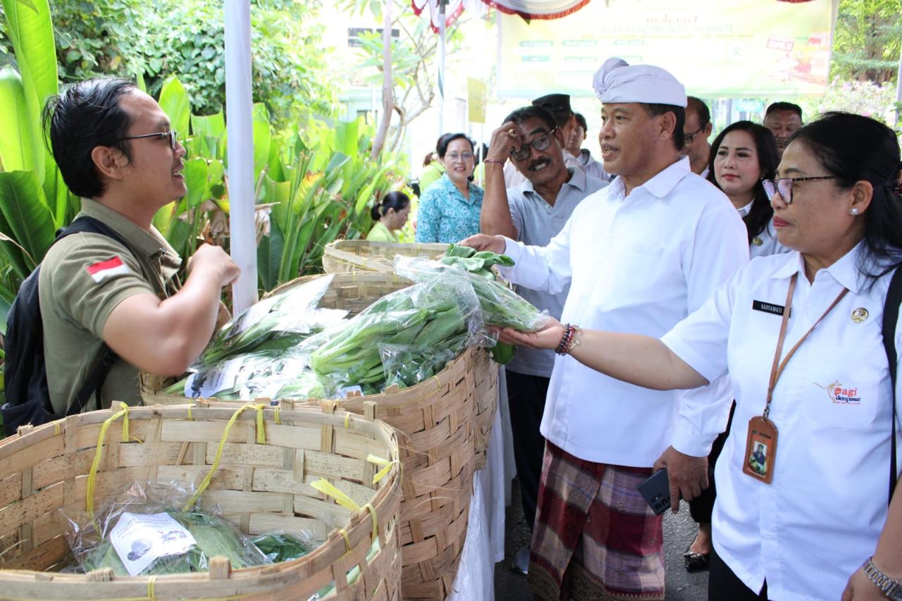 Sekda Alit Wiradana Tinjau Safari Kesehatan dan Bazar Pangan Desa Sumerta Kelod