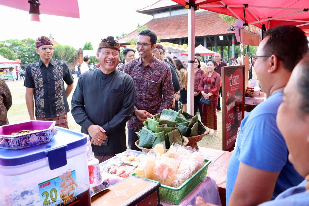Tekan Laju Inflasi, Sekda Alit Wiradana Buka Pasar Rakyat Kelurahan Panjer