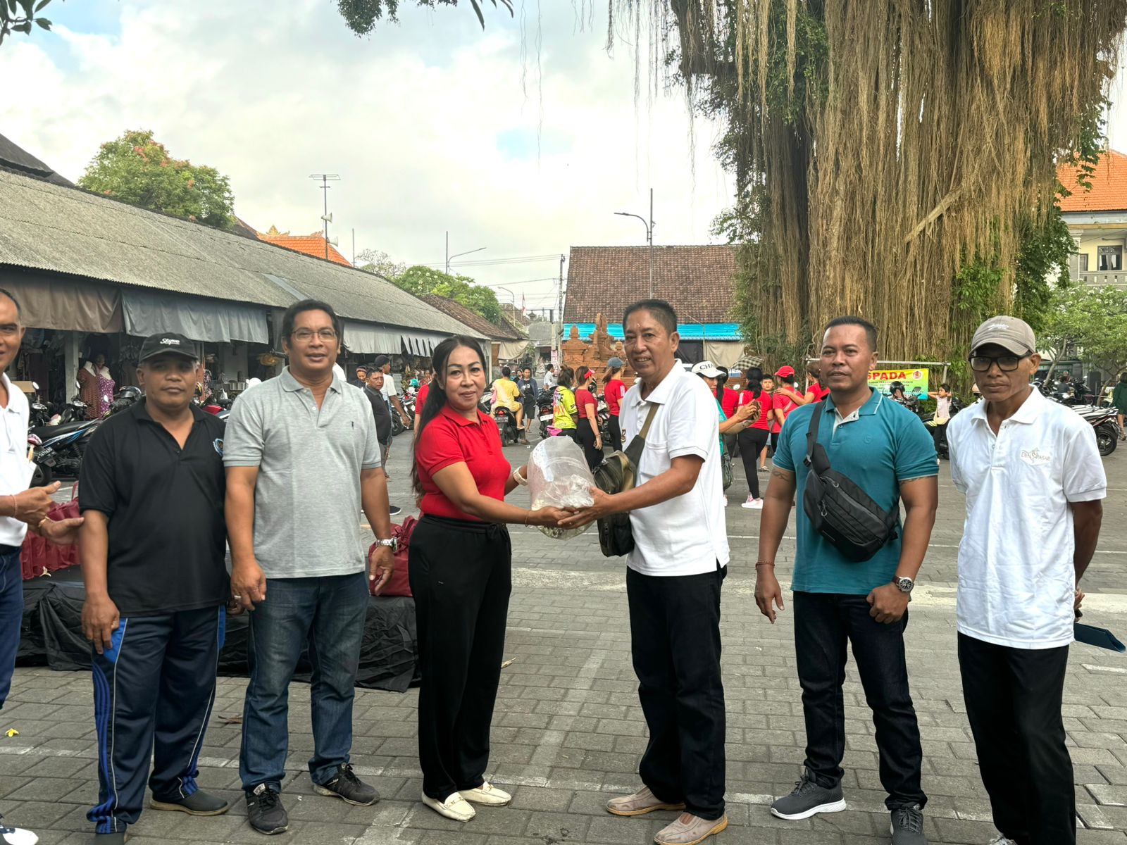 Peringati HUT Ke-13 Forum Pengelola Pasar Desa, Serahkan Sembako Kepada Pedagang Lansia