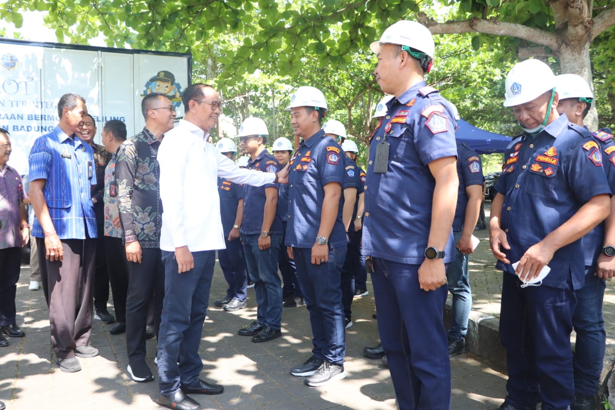 Plt. Bupati Suiasa Resmikan Pelayanan Uji Berkala Kendaraan Bermotor Keliling ”Si Cemot”