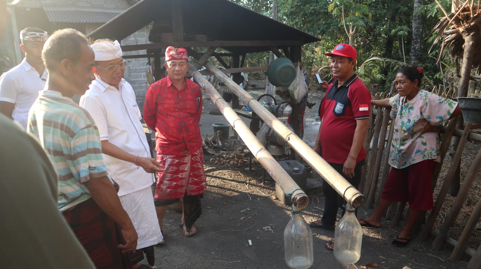 Cagub Wayan Koster Temui Petani Arak dan Garam Tradisional