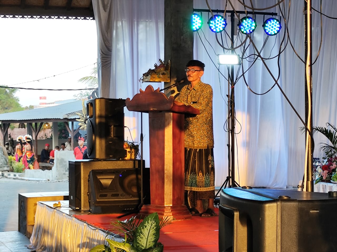Teteskan Air Mata di Hadapan Ribuan Warga, Ketut Wicana Sebut Desa Adat Kuat Berkat Wayan Koster