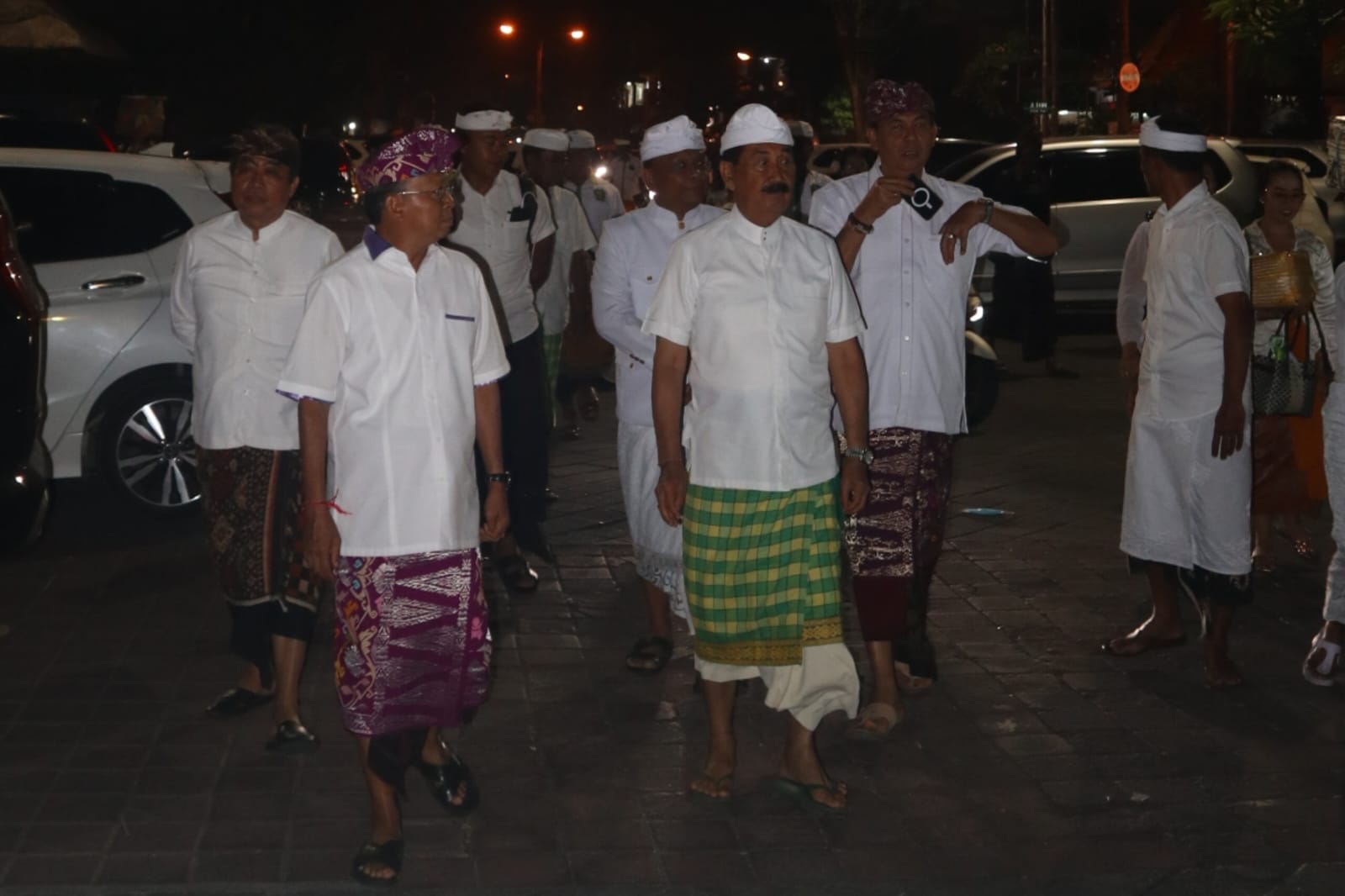 Jalan Kaki dari Puri Mengwi ke Pura Taman Ayun, Pedagang Sate Serukan Koster Lanjutkan dan Maju Terus