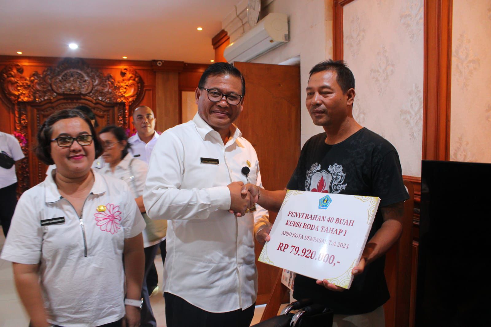 Penuhi SPM Rehabilitasi Sosial, Pemkot Denpasar Distribusikan Puluhan Alat Bantu Kesehatan Kepada Warga