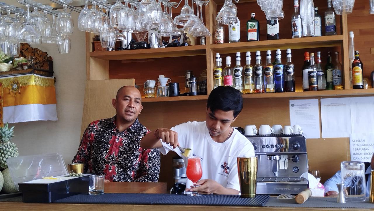 Dukung SDM Berkualitas, Anak Muda Kelurahan Dangim Puri Dibekali Pelatihan Bartender