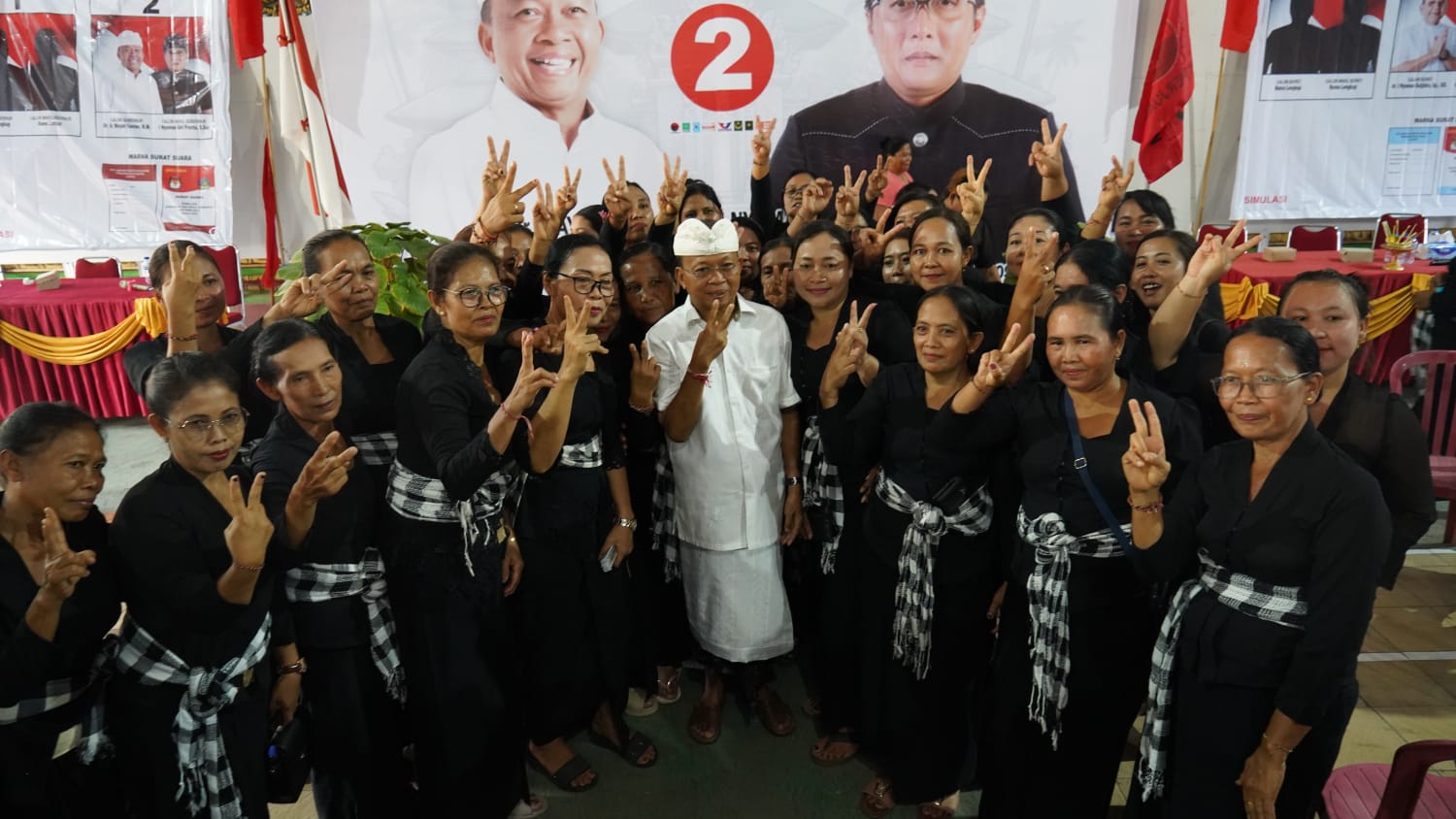 Ribuan “Emak-emak” Dukung Koster-Giri, Rebutan Selfie dan Foto di Desa Patas dan Musi Buleleng