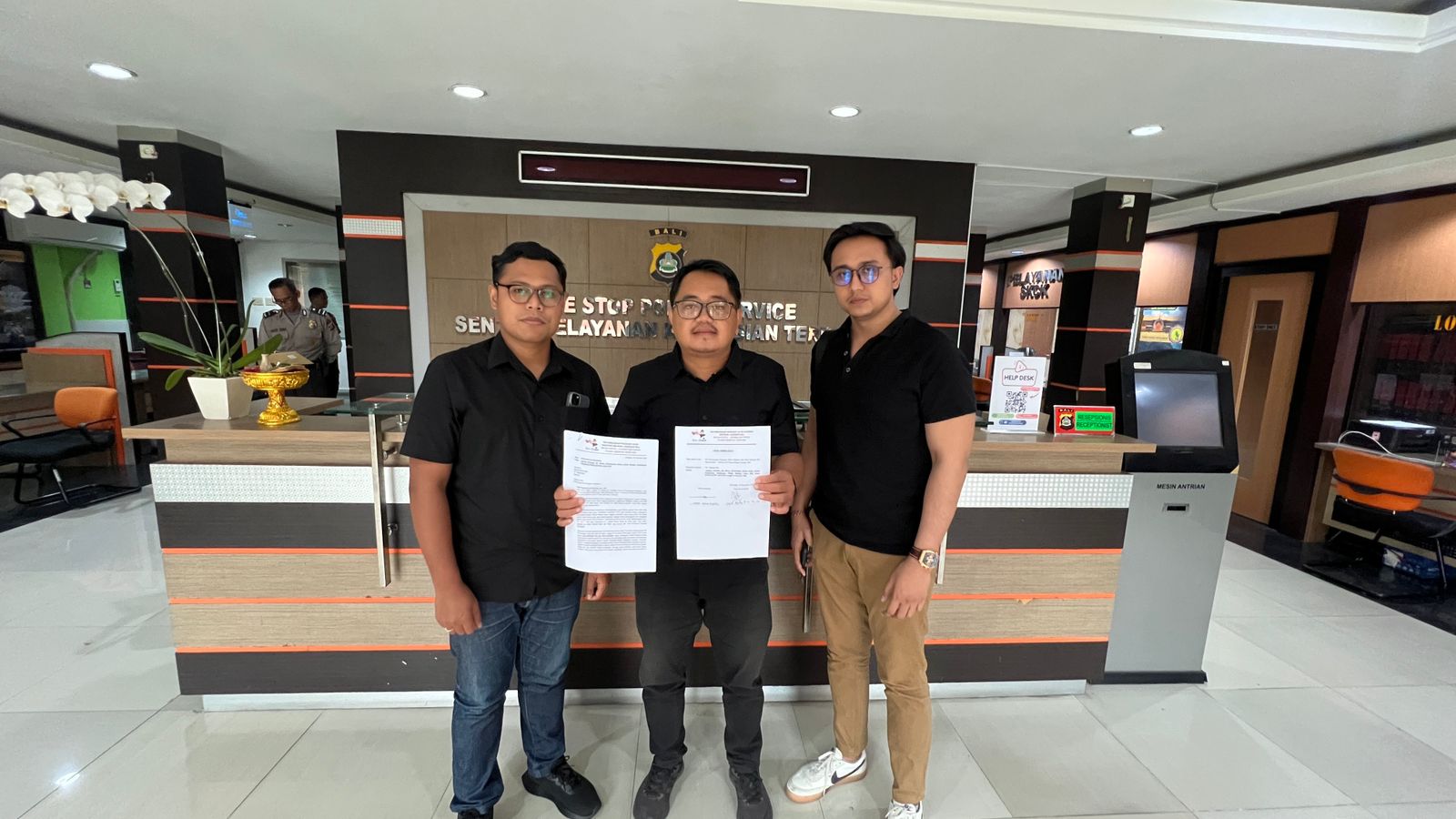 Tim Hukum Koster-Giri Laporkan Informasi Dugaan Pelanggaran Pilkada ke Polda Bali