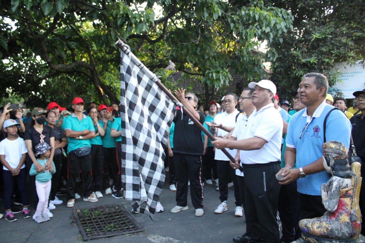 Sekda Alit Wiradana Lepas Jalan Sehat HUT BKS LPD Kota Denpasar