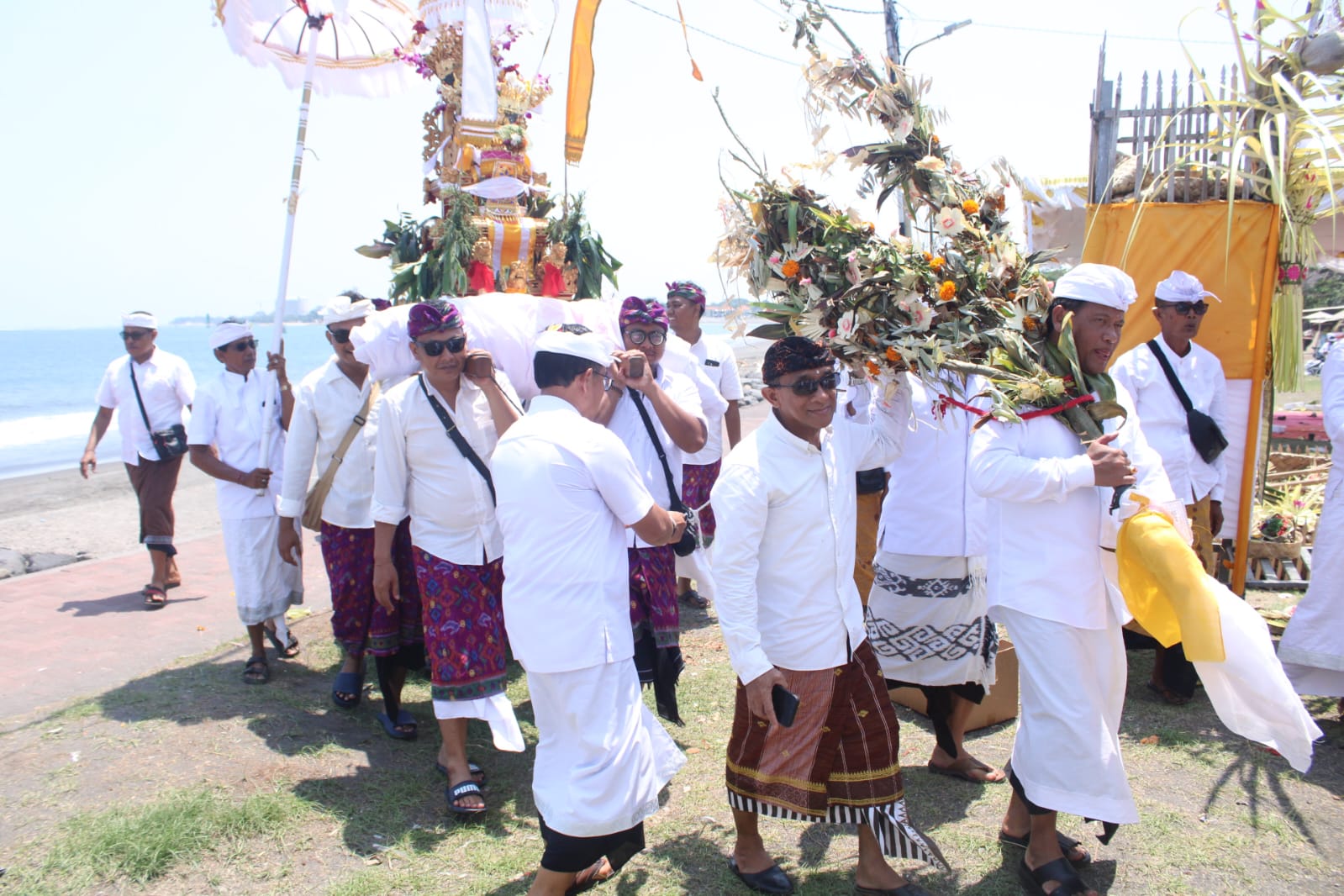 Pura Agung Jagatnatha Denpasar Malasti ke Pantai Padanggalag dan Sucikan Hewan Sarana Upakara