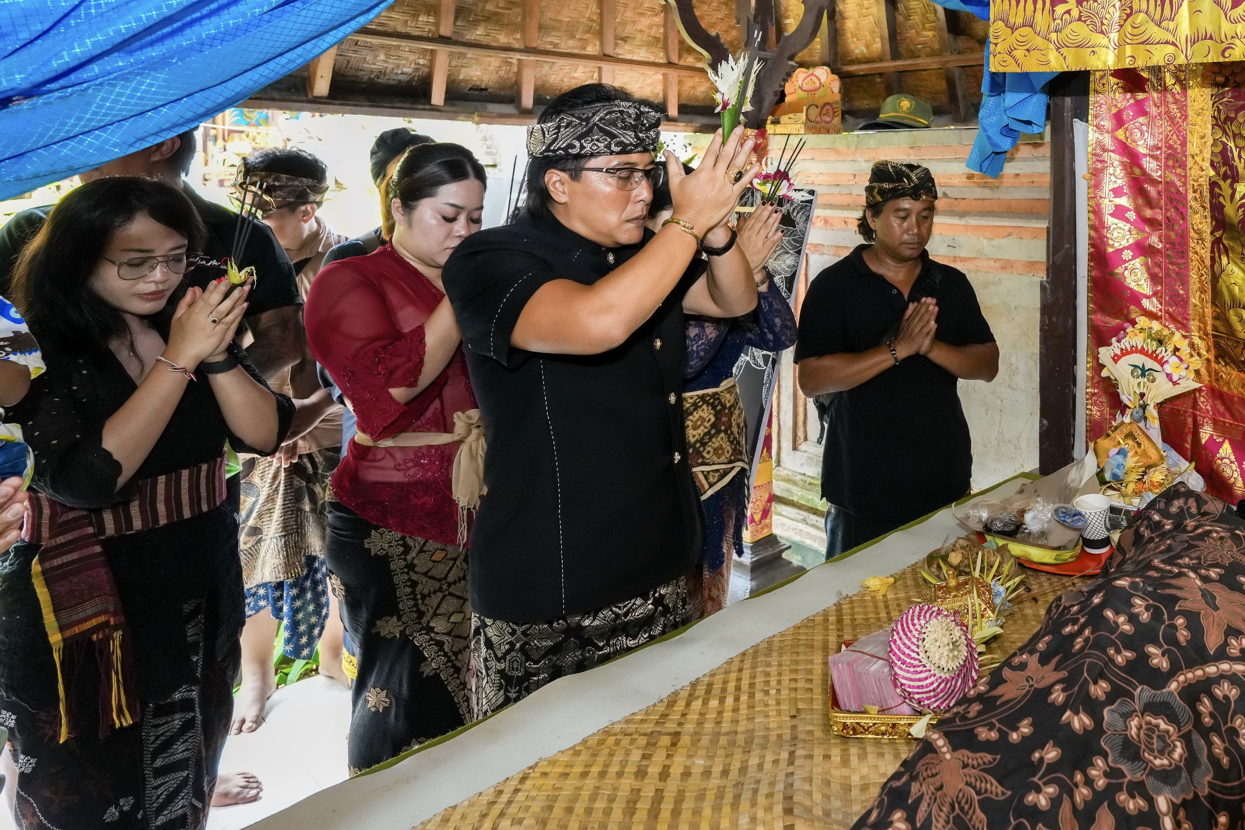 Bupati Giri Prasta Melayat ke Rumah Almarhum Ngakan Arimbawa di Desa Pejeng Kawan, Gianyar