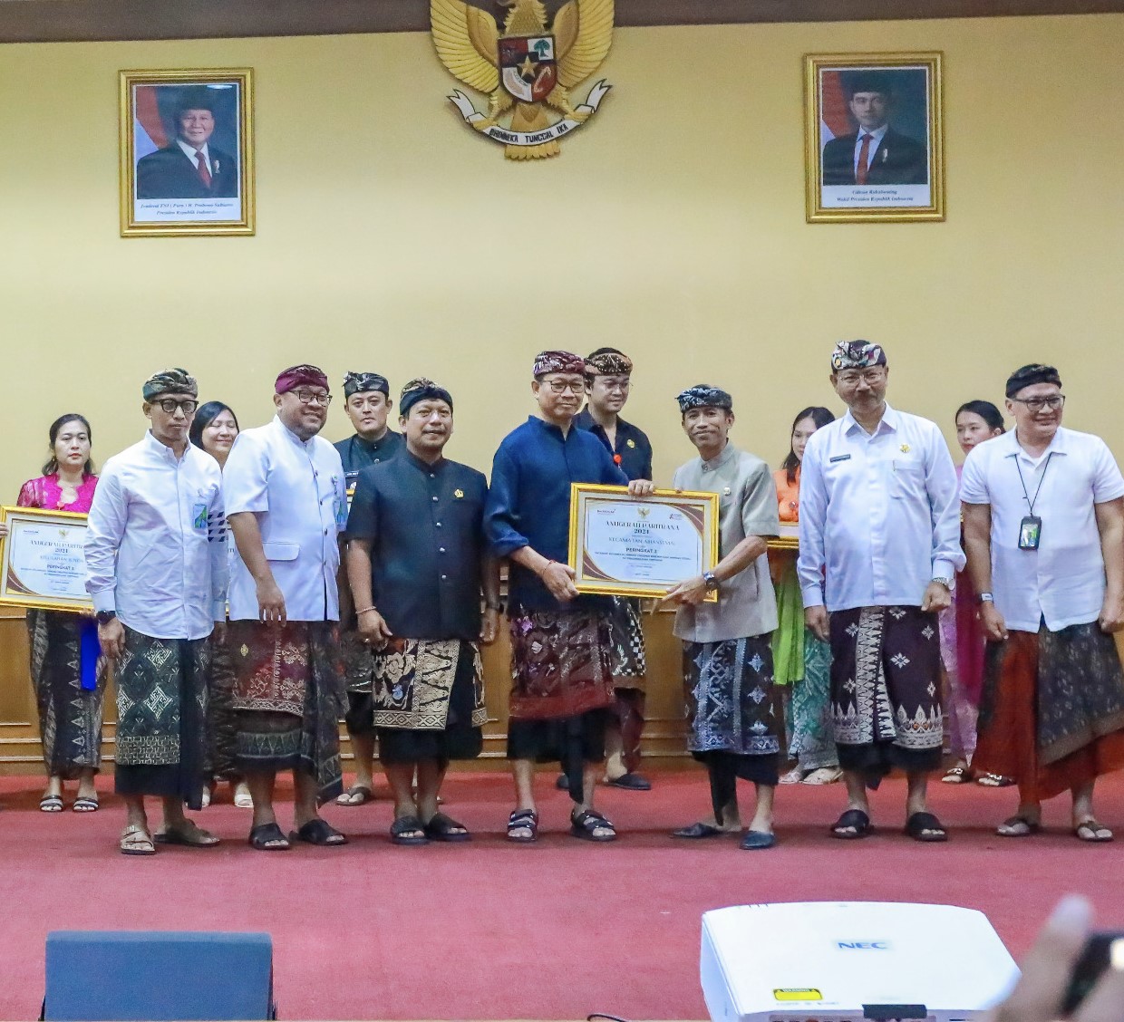 Pemkab Badung Serahkan Sertifikat Uji Kompetensi dan Paritrana Award Jamsostek
