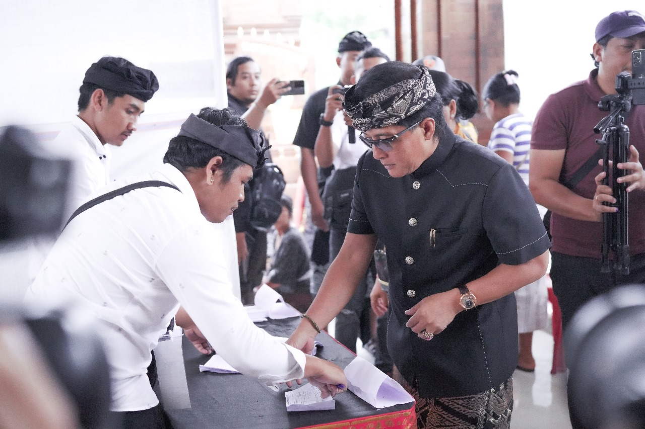 Usai Nyoblos di TPS 01 Balai Banjar Pelaga, Bupati Giri Prasta Langsung Pantau Pencoblosan Badung