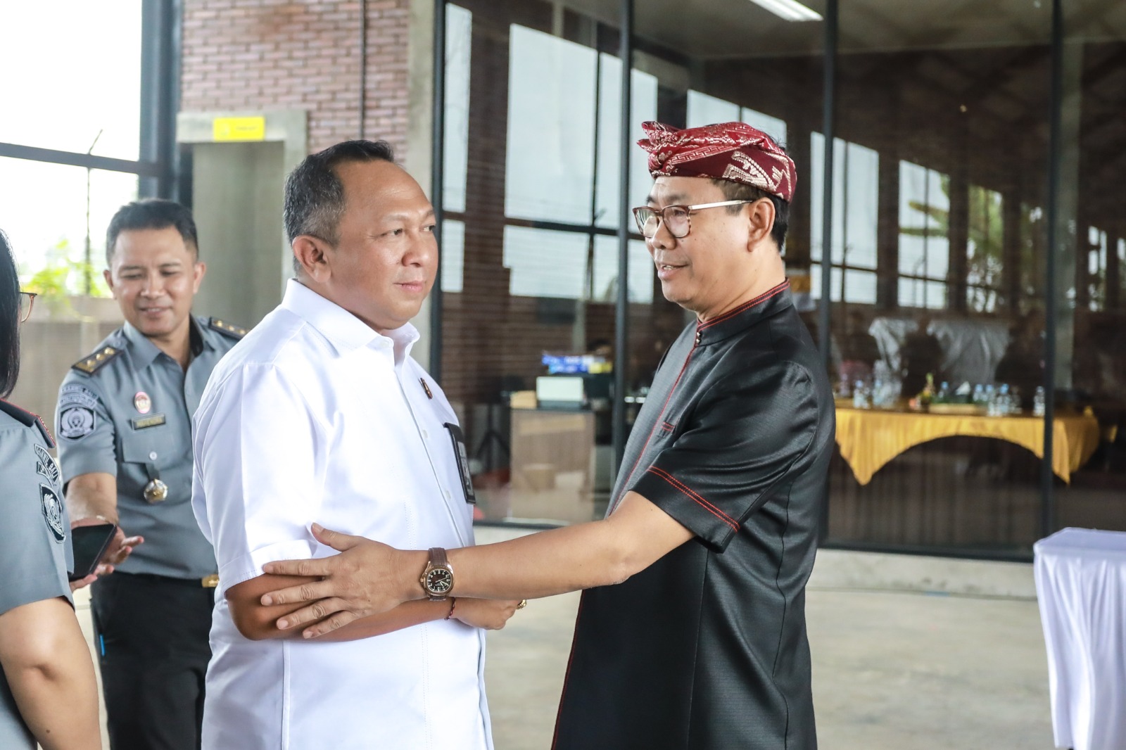 Plt. Bupati Suiasa Hadiri Pemusnahan Barang Bukti Tindak Pidum dan Penyerahan Penetapan Perwalian