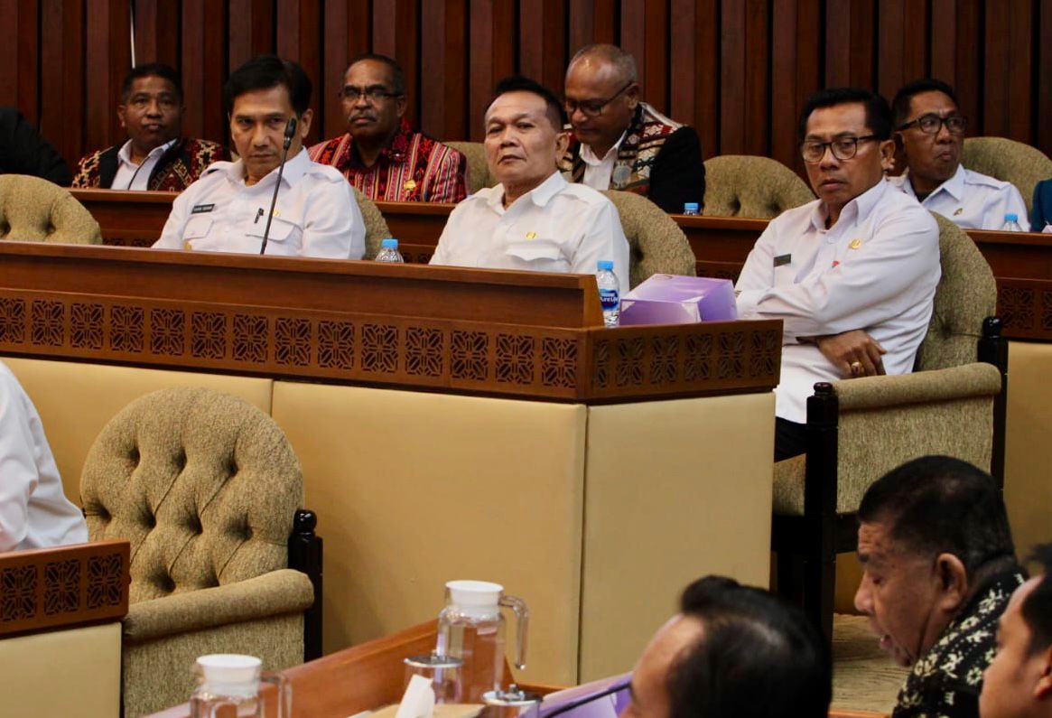 Pjs. Walikota Dewa Mahendra Hadiri Raker dan Dengar Pendapat dengan Komisi II DPR RI