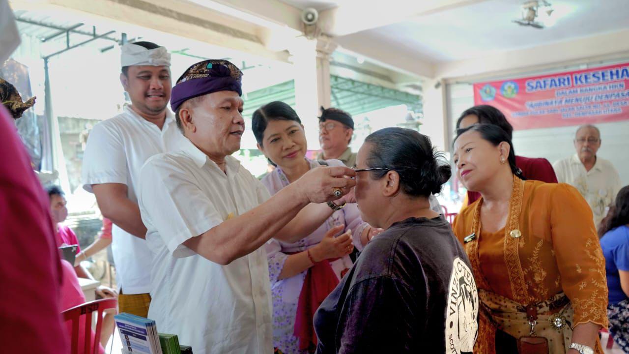 Peringatan HKN ke-60, Pjs. Walikota Dewa Mahendra Tinjau Safari Kesehatan di Banjar Pucak Sari