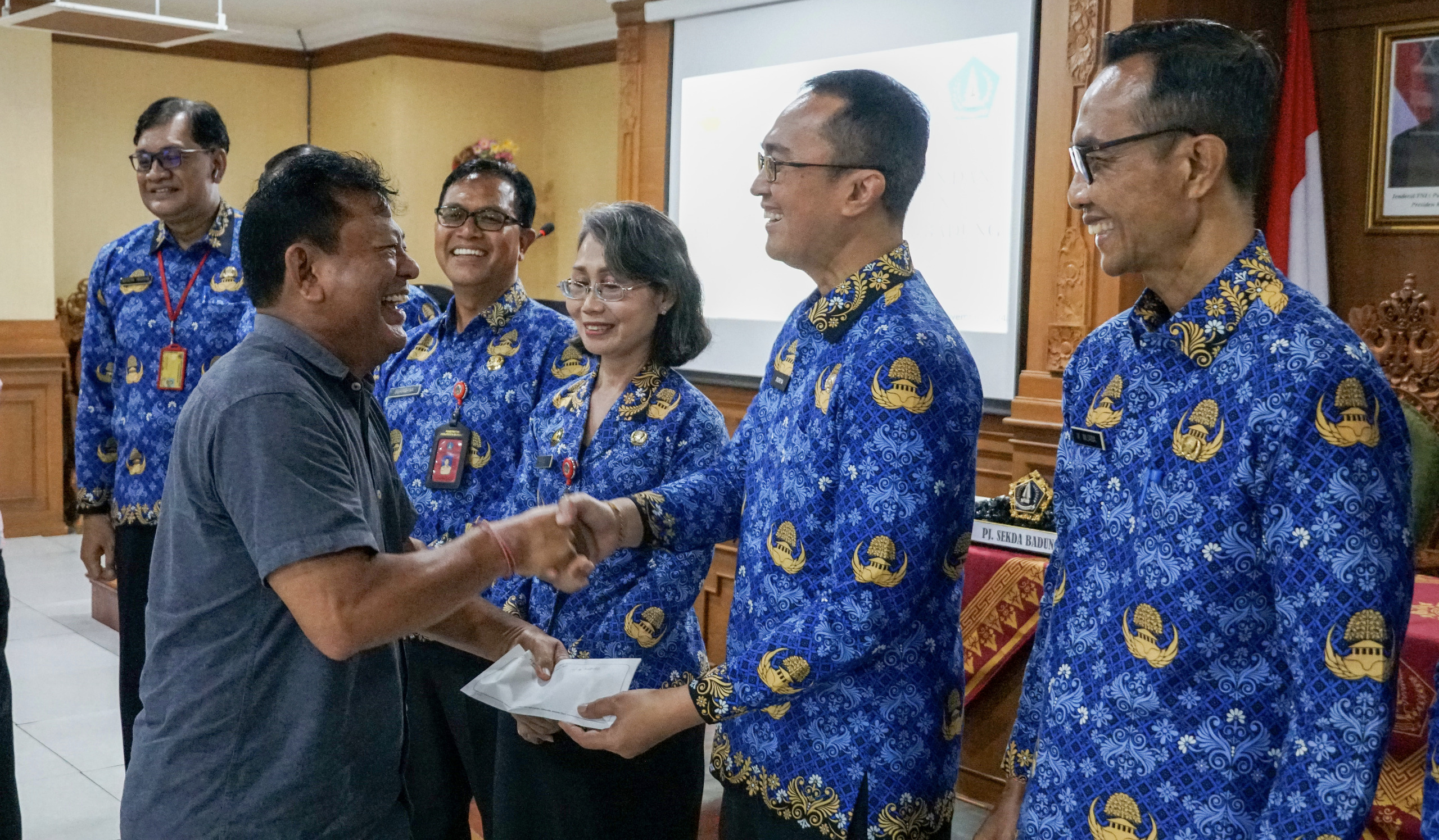 Pj. Sekda Surya Suamba Serahkan Santunan Pensiun dan Dana Kematian Kepada Anggota KORPRI