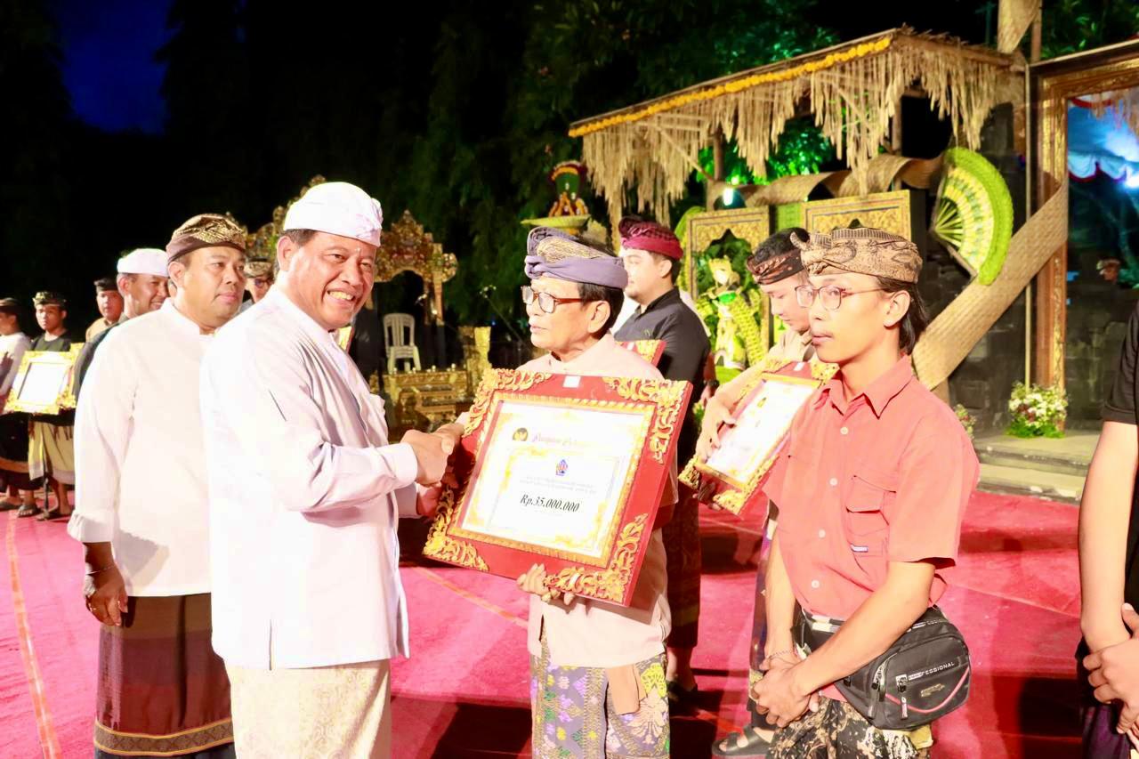 Sekda Alit Wiradana Buka Parade Gong Kebyar Wanita dan Anak-anak Kota Denpasar
