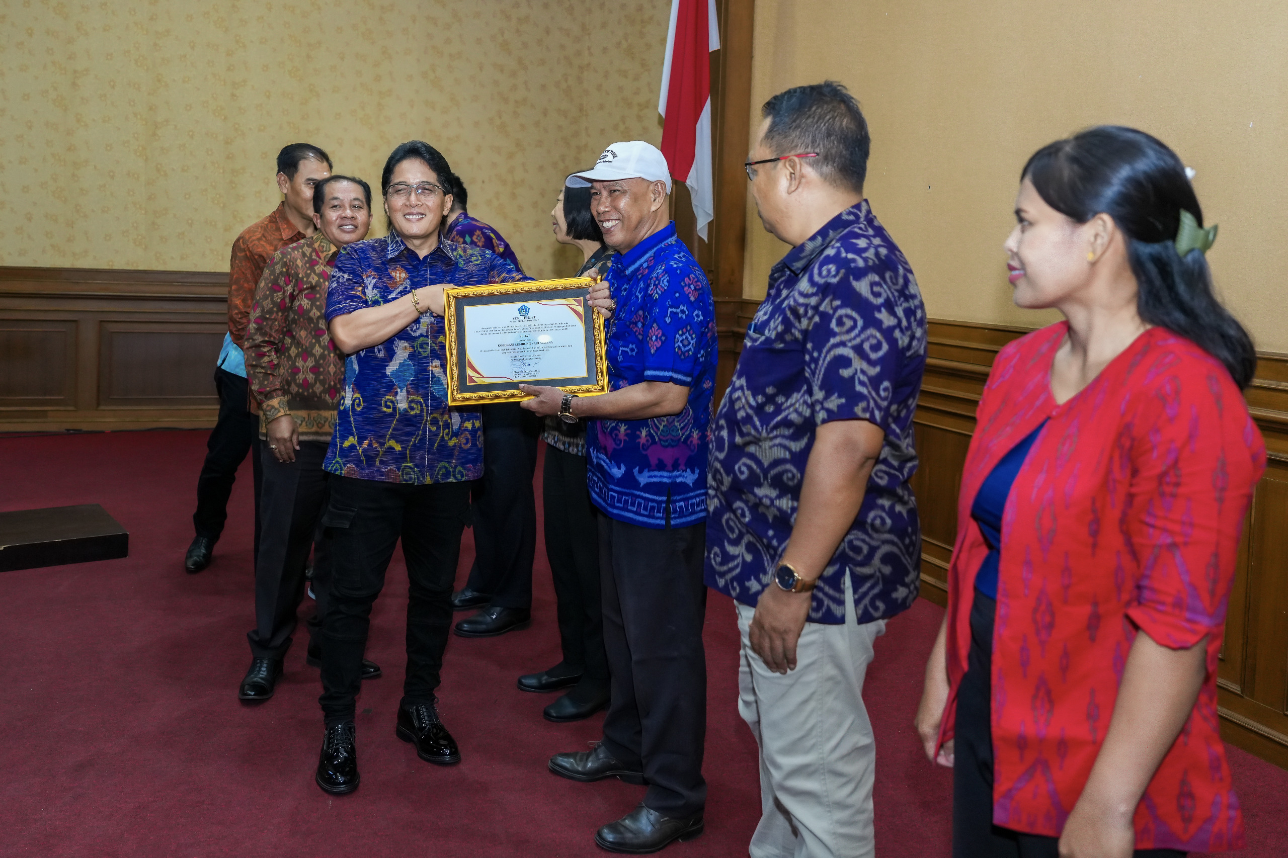 Bupati Giri Prasta Serahkan Sertifikat Kesehatan Koperasi