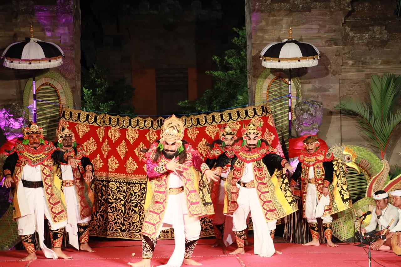 Bhakti Penganyar di Pura Agung Jagatnatha, Topeng Kolosal Seniman Denpasar Bawakan Cerita Candra Bhairawa