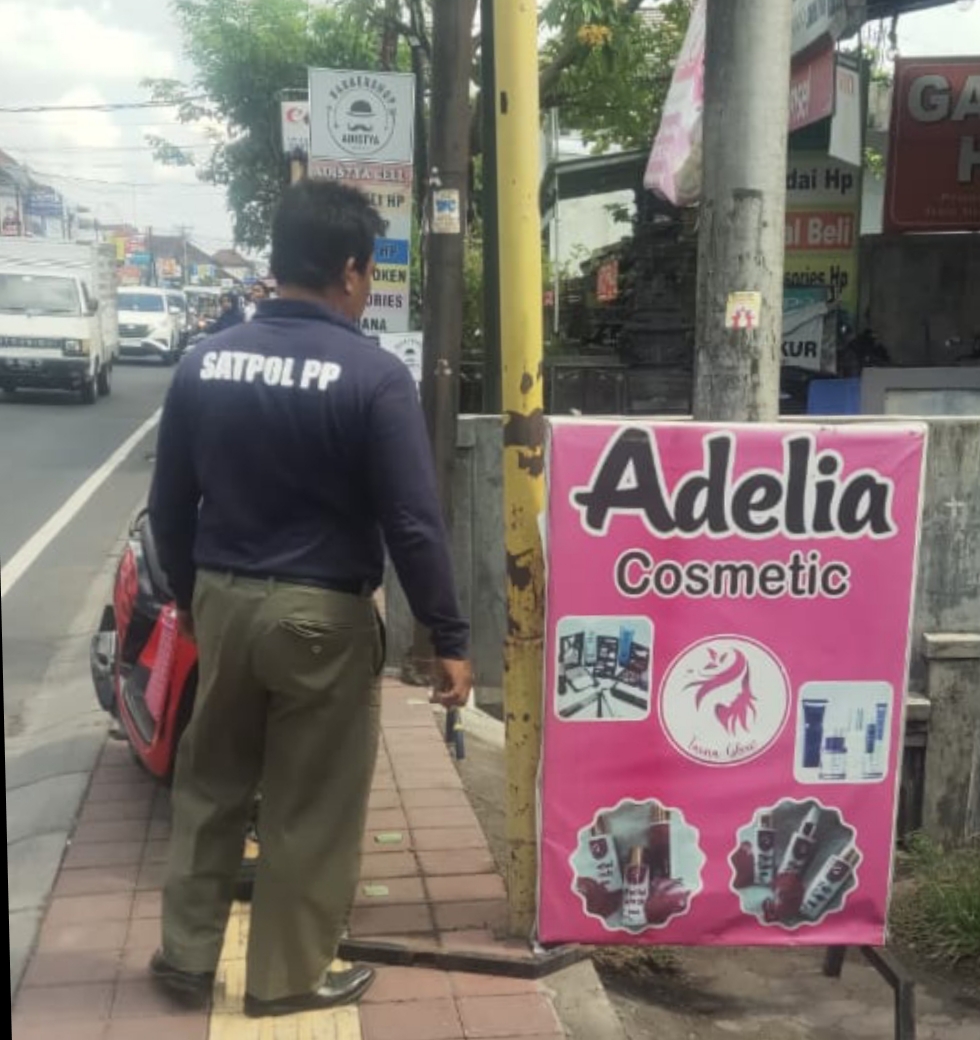 Satpol PP Kota Denpasar Tertibkan Baliho dan Banner Kedaluwarsa