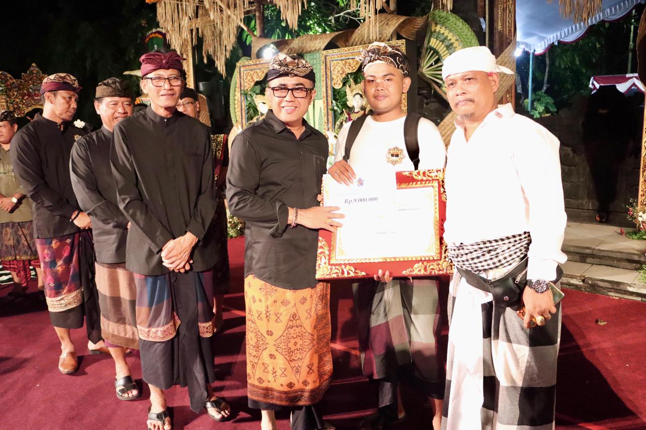 Apresiasi Pembinaan Seni Tingkat Banjar, Walikota Jaya Negara Tutup Parade Gong Kebyar Wanita dan Anak-anak Kota Denpasar