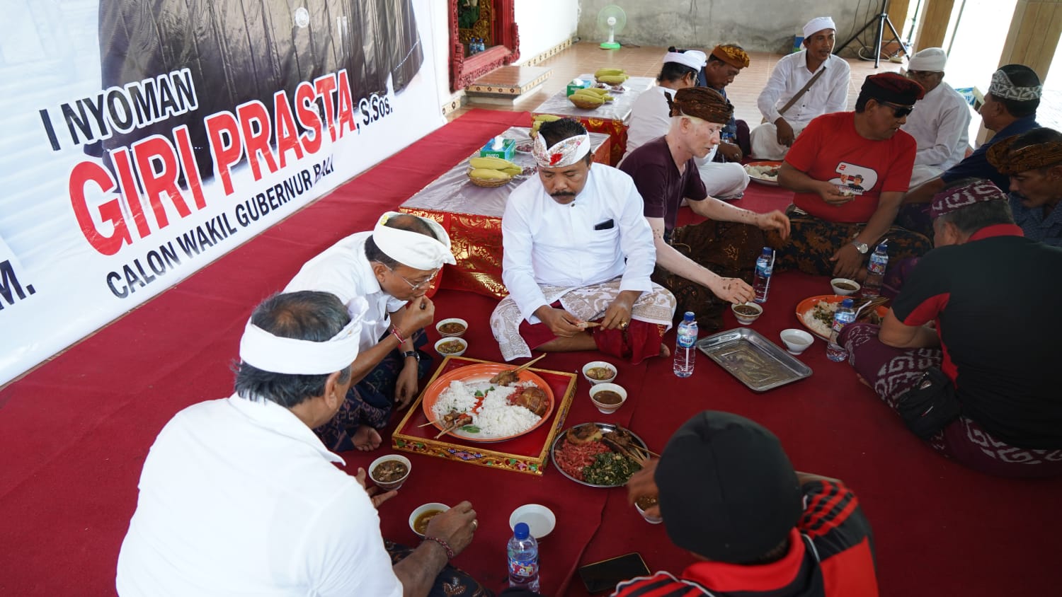 Lestarikan Tradisi Karangasem, Wayan Koster Magibung Bersama Warga Singgalangit Buleleng