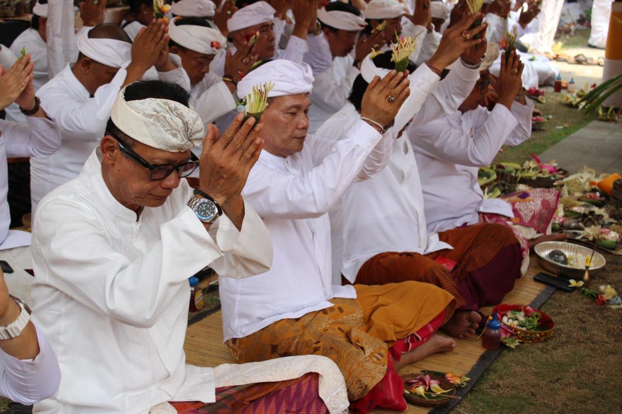 Puncak Karya di Pura Agung Jagatnatha Denpasar Dipuput Pedanda Siwa Budha
