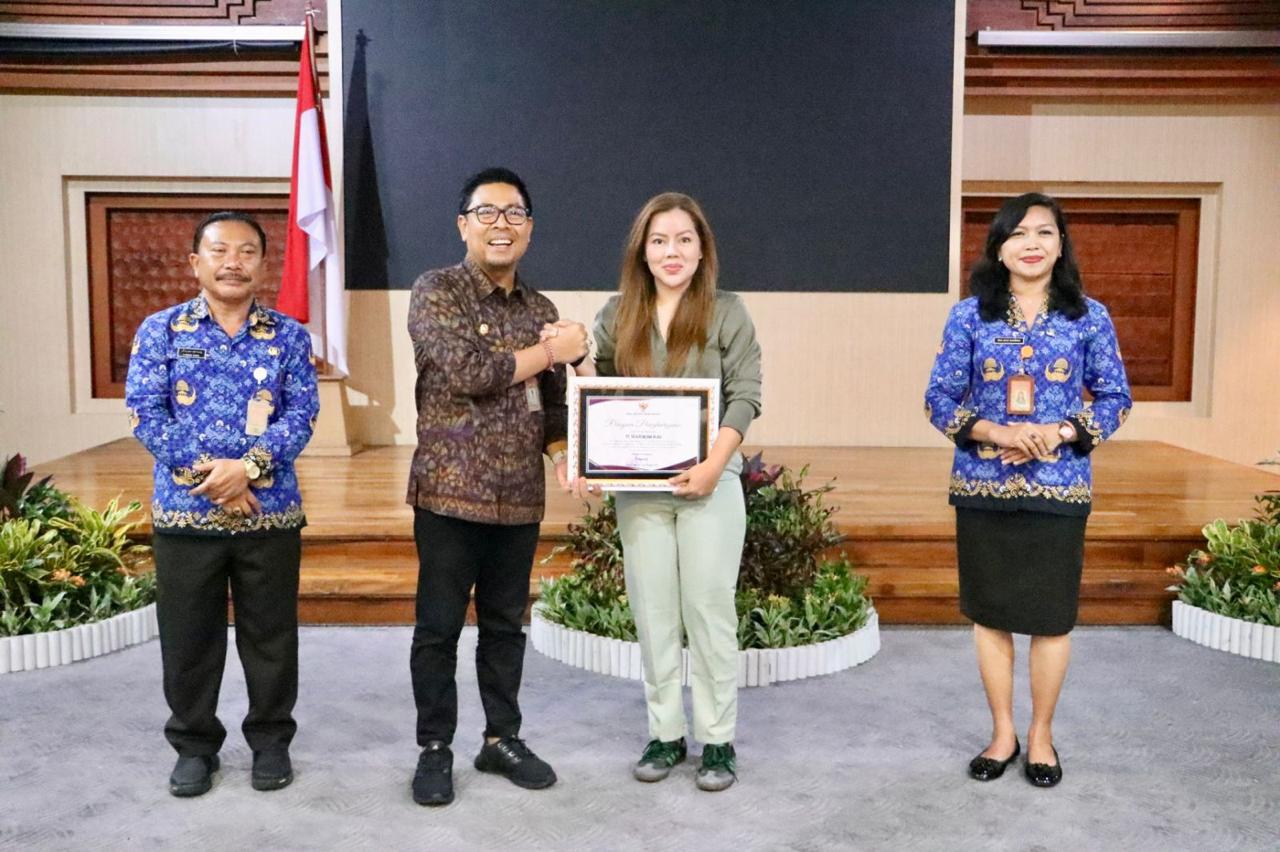 Wawali Arya Wibawa Serahkan Penghargaan Denpasar CSR Kepada Perusahaan, BUMN dan BUMD