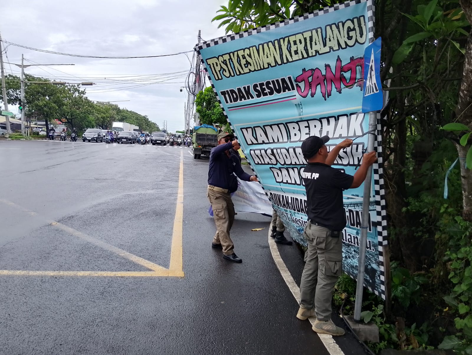 Jaga Estetika, Satpol PP Kota Denpasar Tertibkan Baliho dan Spanduk