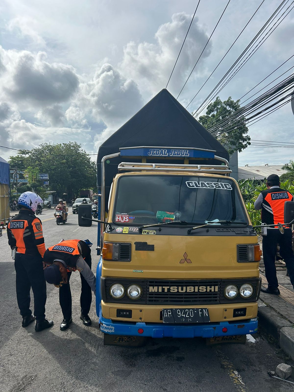 Dinas Perhubungan Denpasar Tertibkan Truk Parkir Sembarangan di Jalan Mahendradata