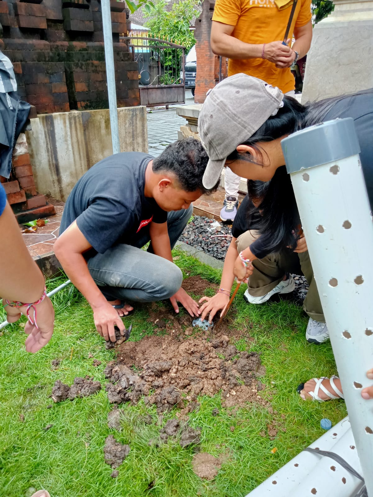 Jaga Kelestarian Lingkungan, Kelurahan Panjer dan Undiknas Denpasar Pasang Biopori