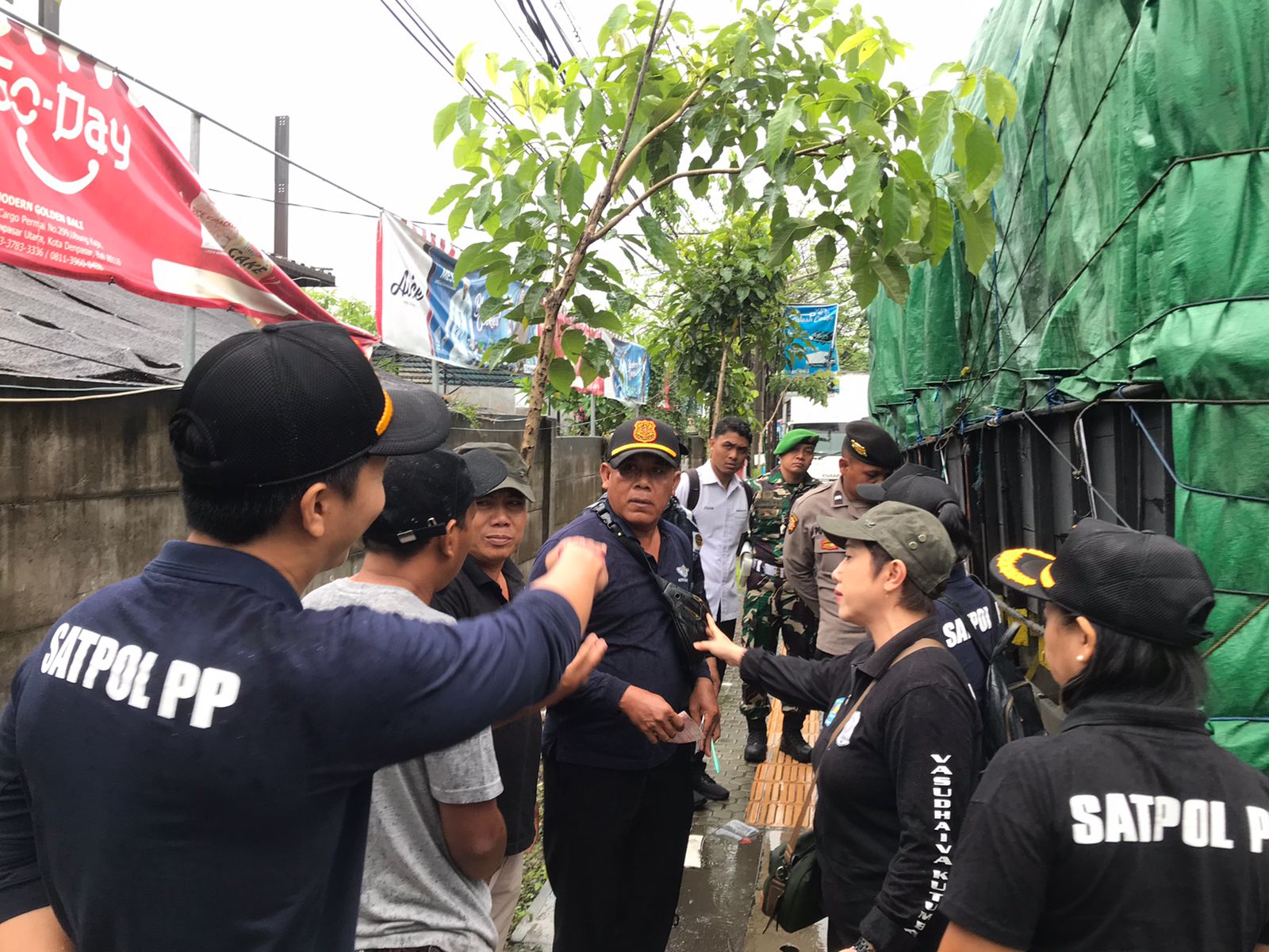 Satpol PP Denpasar Tertibkan Denpasan Truk Parkir Sembarangan
