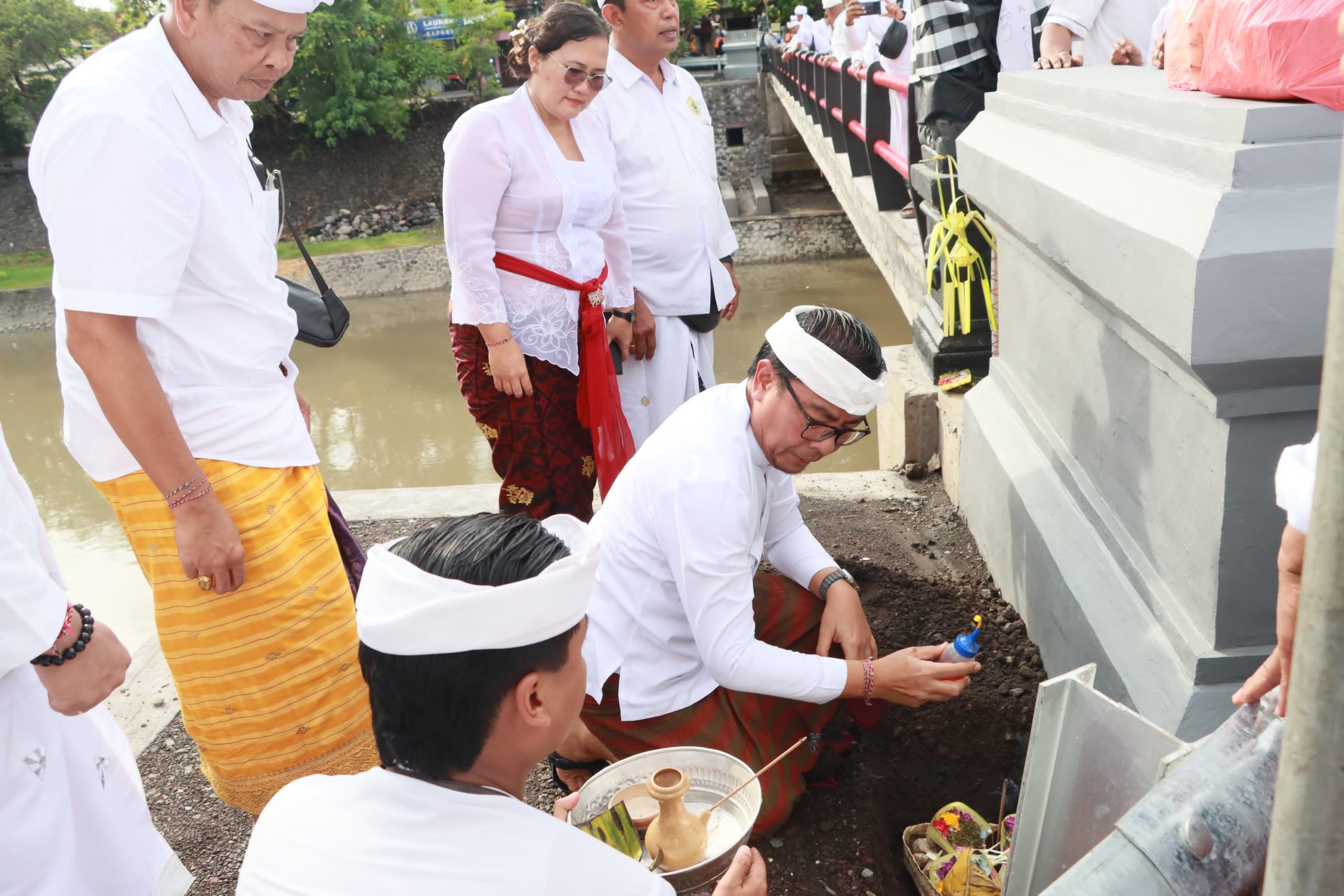 Wujudkan Transportasi, Wawali Arya Wibawa Mendem Dasar Pamelaspasan Jembatan Tukad Badung
