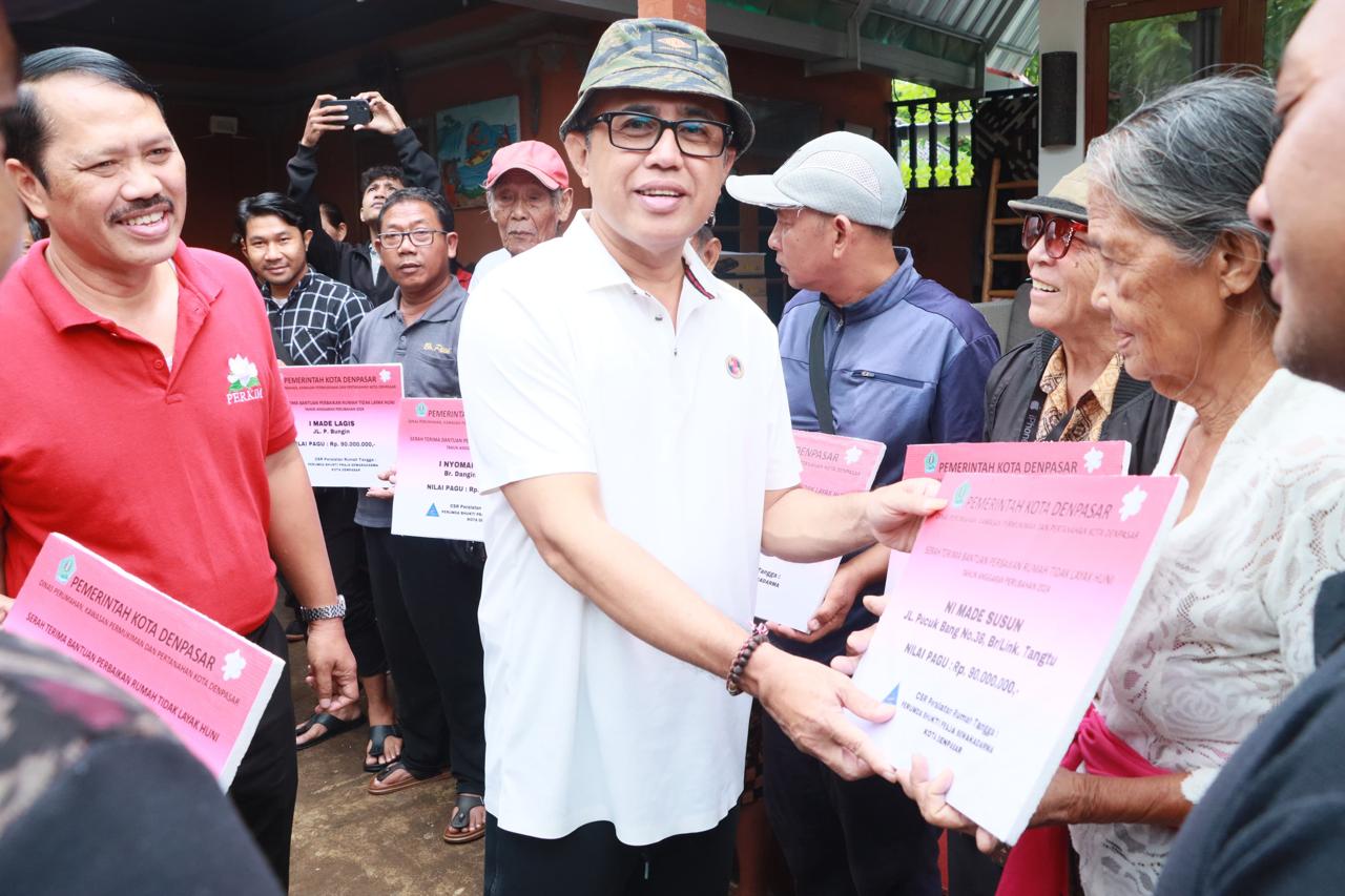 Walikota Jaya Negara Serahkan 11 Unit Program Rumah Layak Huni Kepada Masyarakat