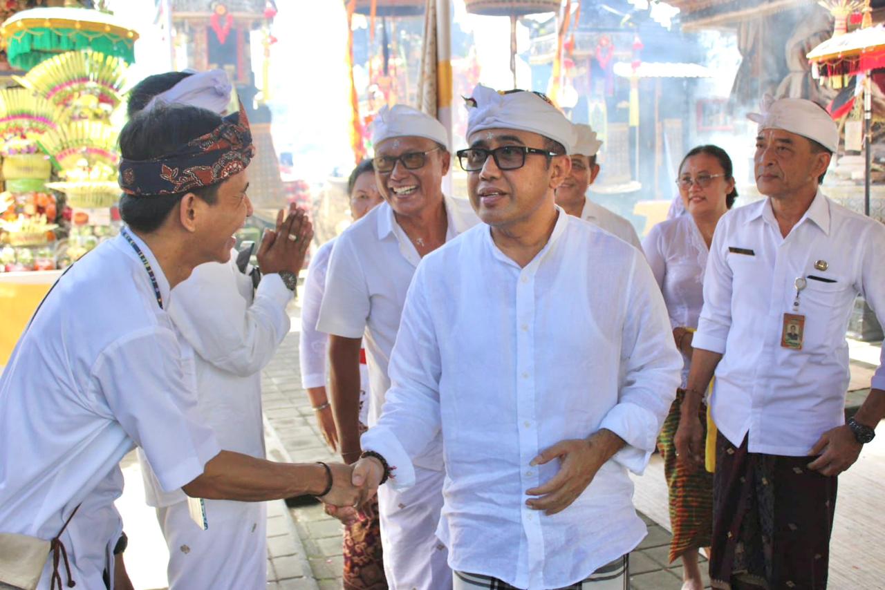 Walikota Jaya Negara Hadiri Pujawali di Pura Tirta Harum, Serangan