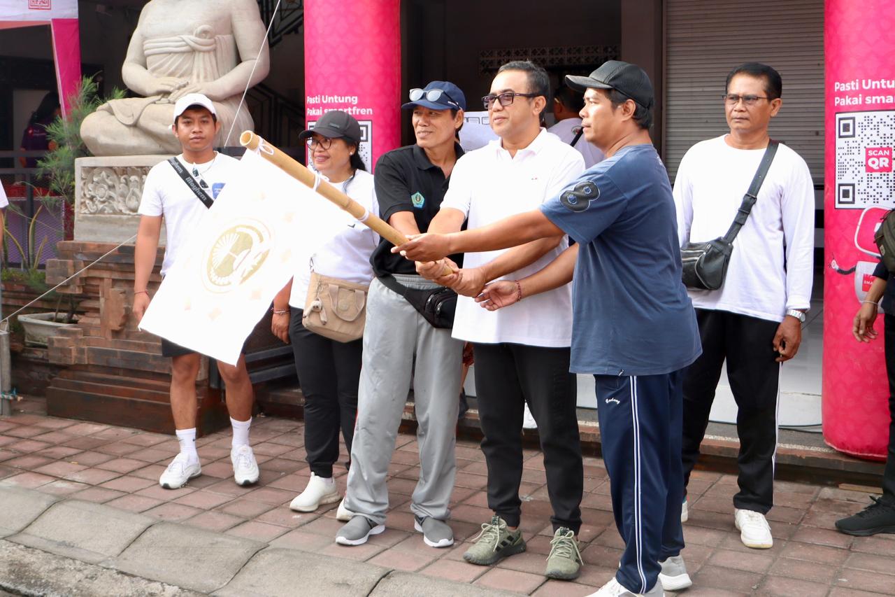 Walikota Jaya Negara Lepas Jalan Santai STT Bina Putra Banjar Laplap Tengah