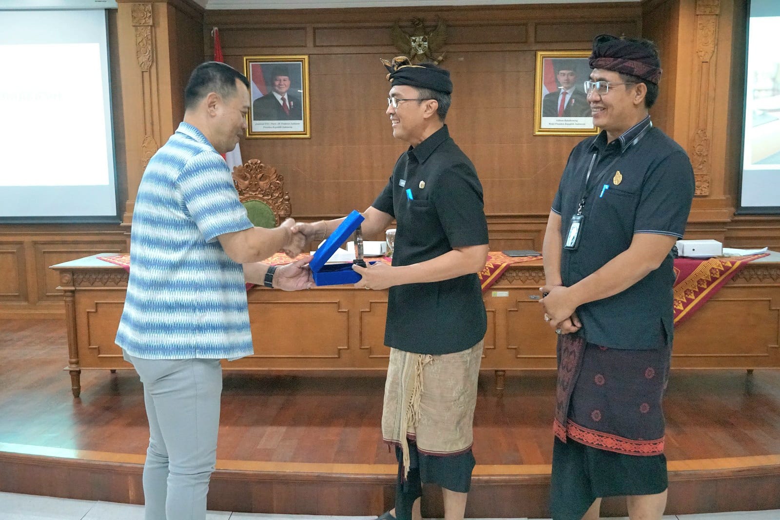 Pj. Sekda Surya Suamba Terima Kunja Perumda Tirta Bhagasasi Bekasi