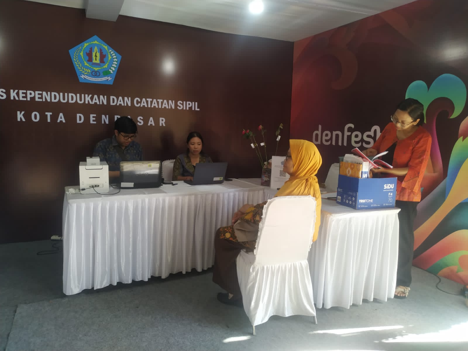 Ratusan Pengunjung Denfest Manfaatkan Layanan Disdukcapil Kota Denpasar