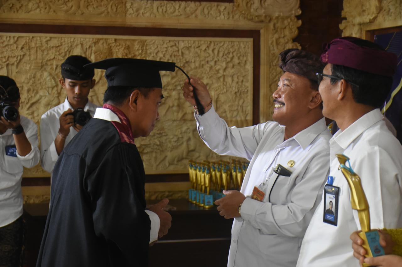 Desa Tegal Harum Wisuda 38 Lansia Sekolah Wreda Harum Mahottama