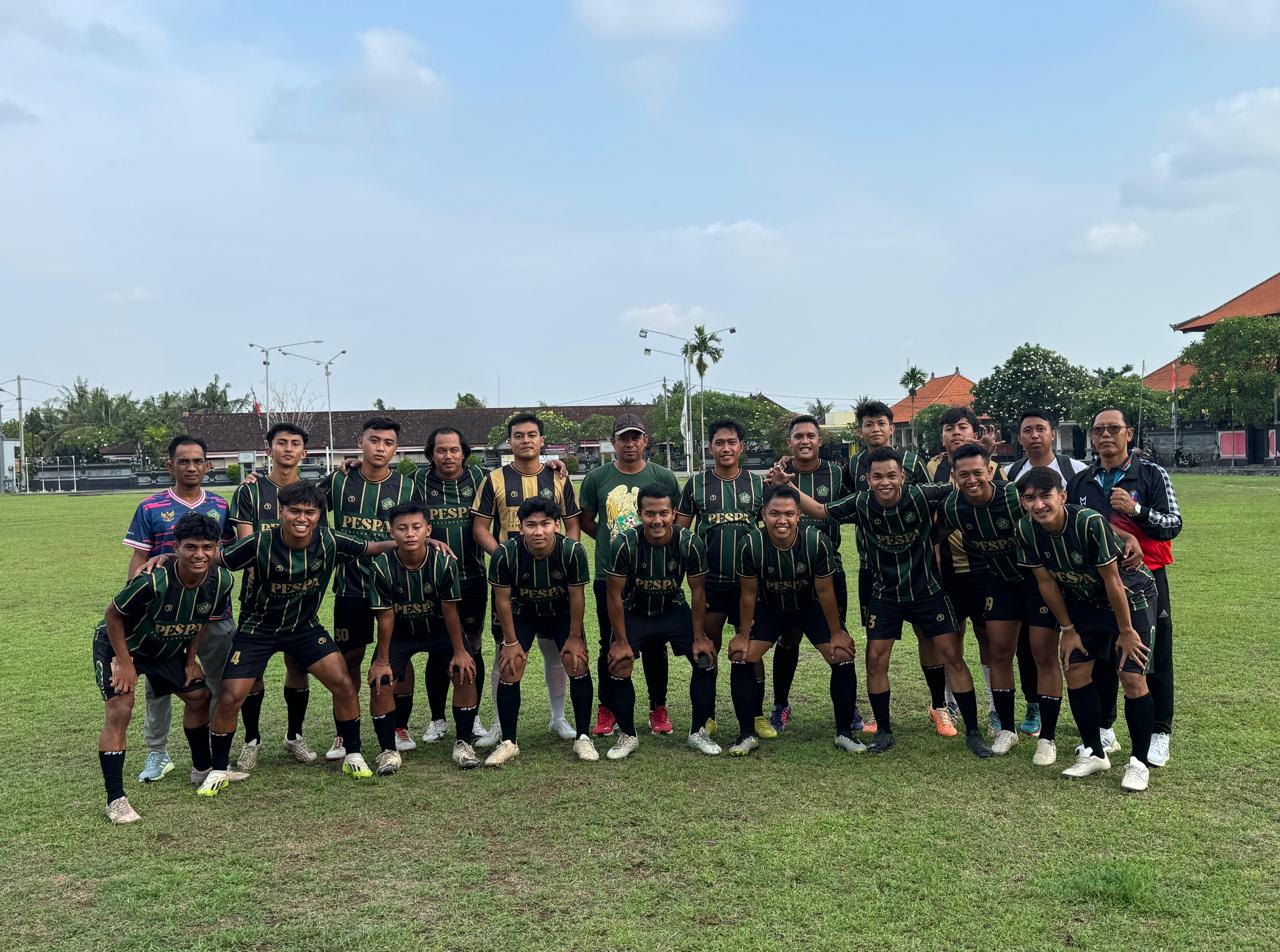 Tim Senior Pespa FC Padangsambian Juara Gapera Cup V
