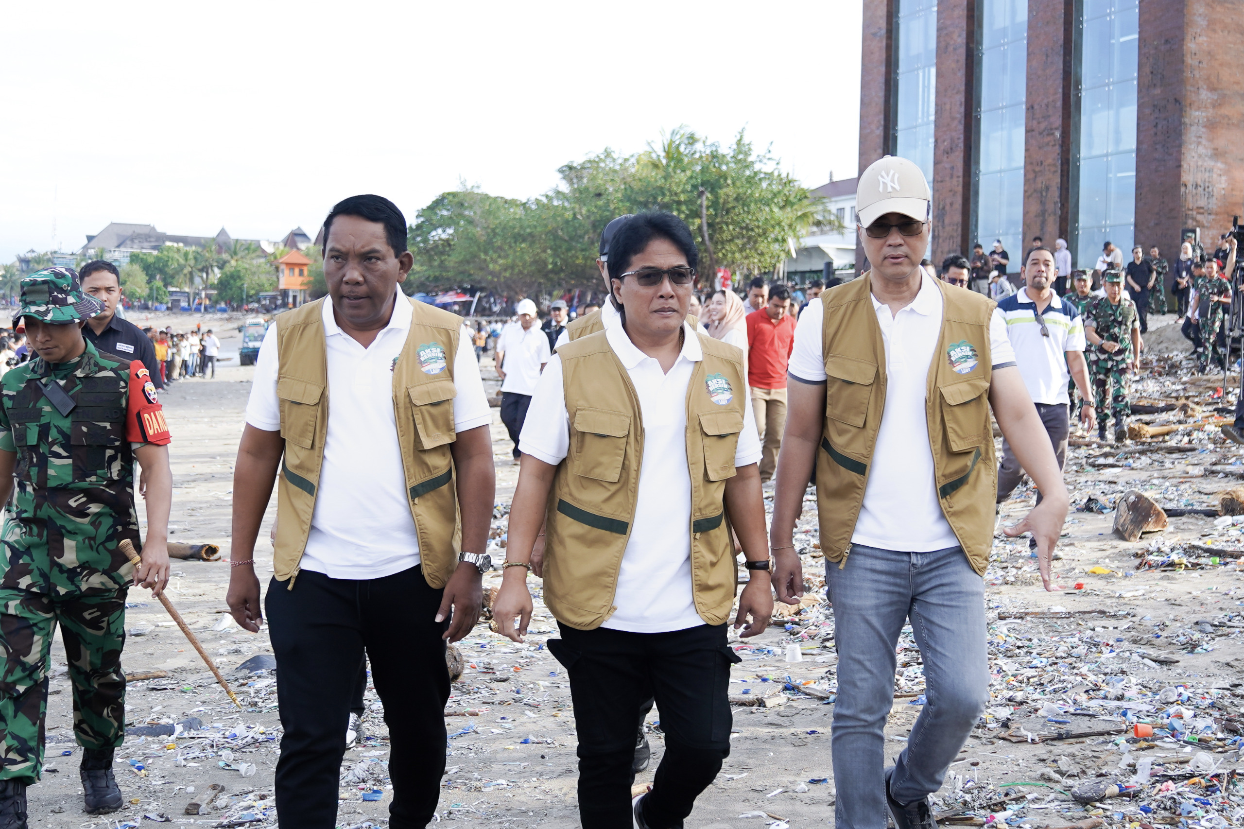 Aksi Bersih, Bupati Giri Prasta: Negara Hadir di Tengah Masyarakat Atasi Masalah Sampah