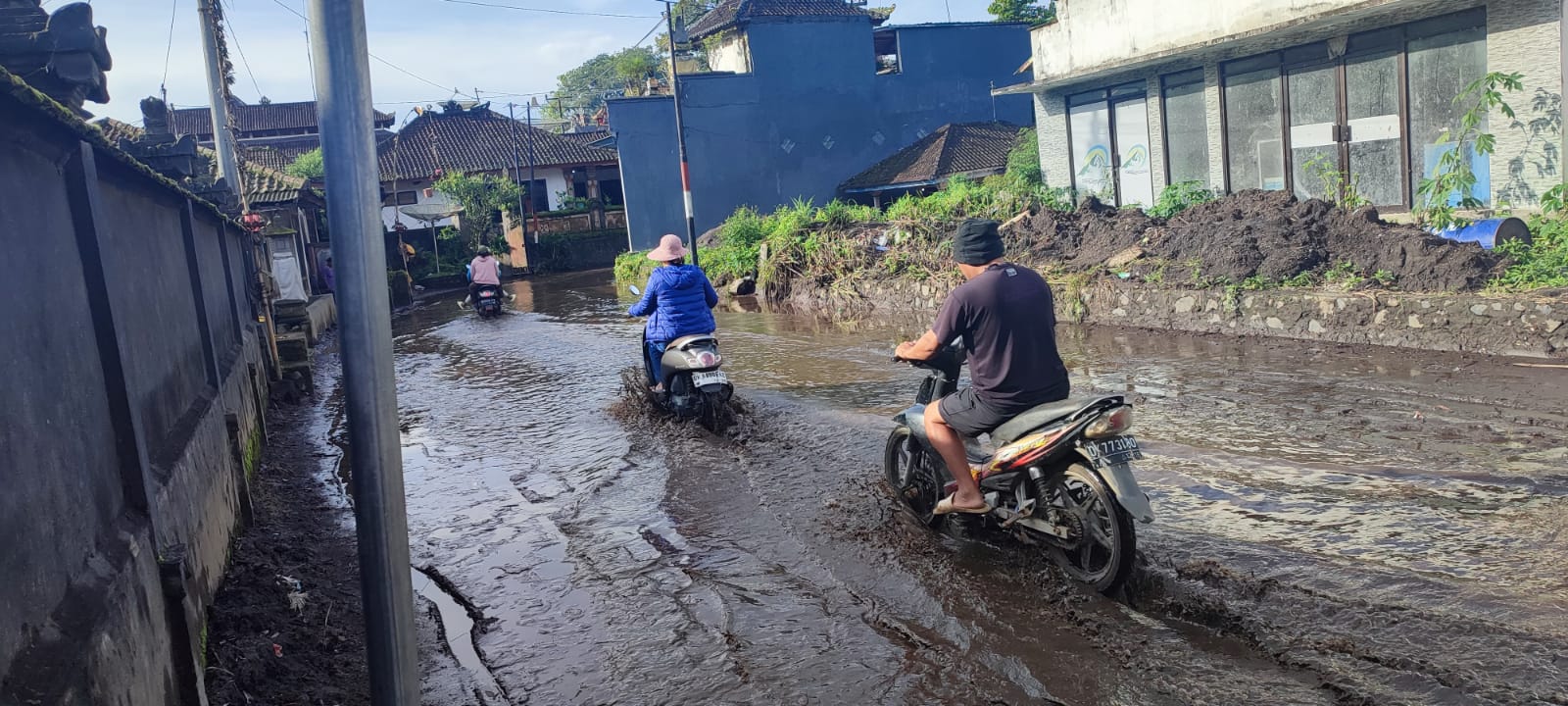 Hujan Deras Guyur Kintamani, Jalan di Songan A Banjir Lumpur