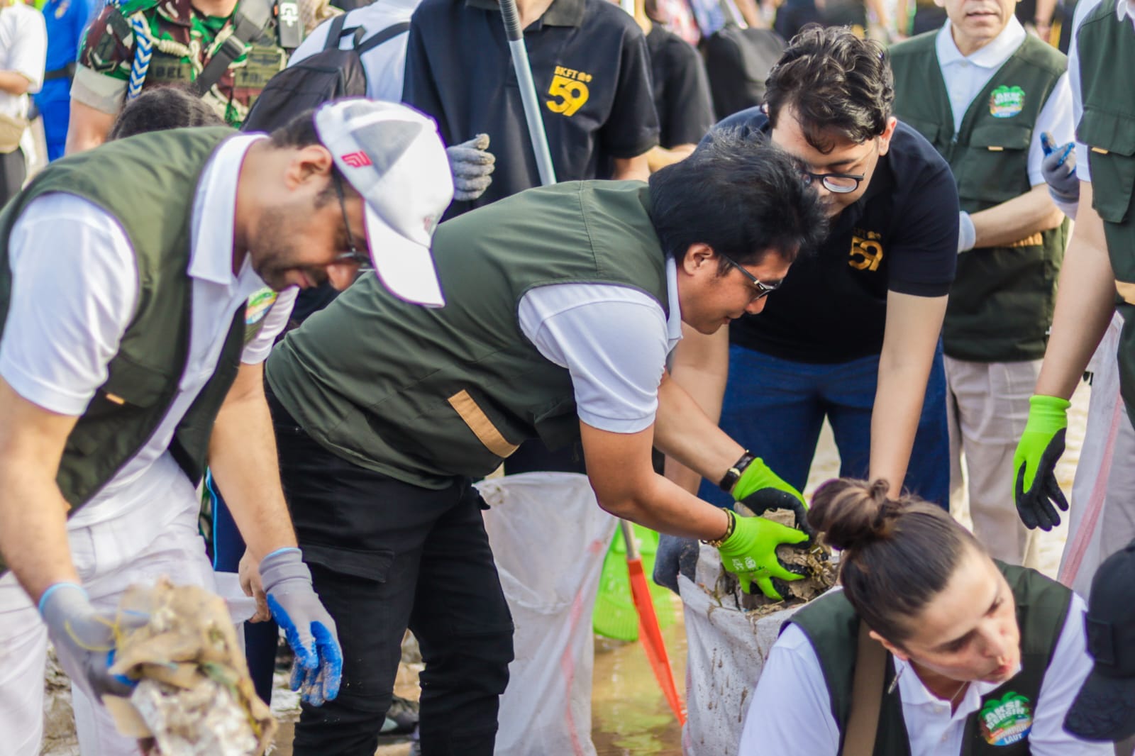 Bupati Giri Prasta Ikut Aksi Bersih-Bersih Sampah di Pantai Kedonganan