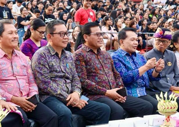 Sekda Alit Wiradana Hadiri Puncak Perayaan HUT Ke-72 Yayasan Dwijendra