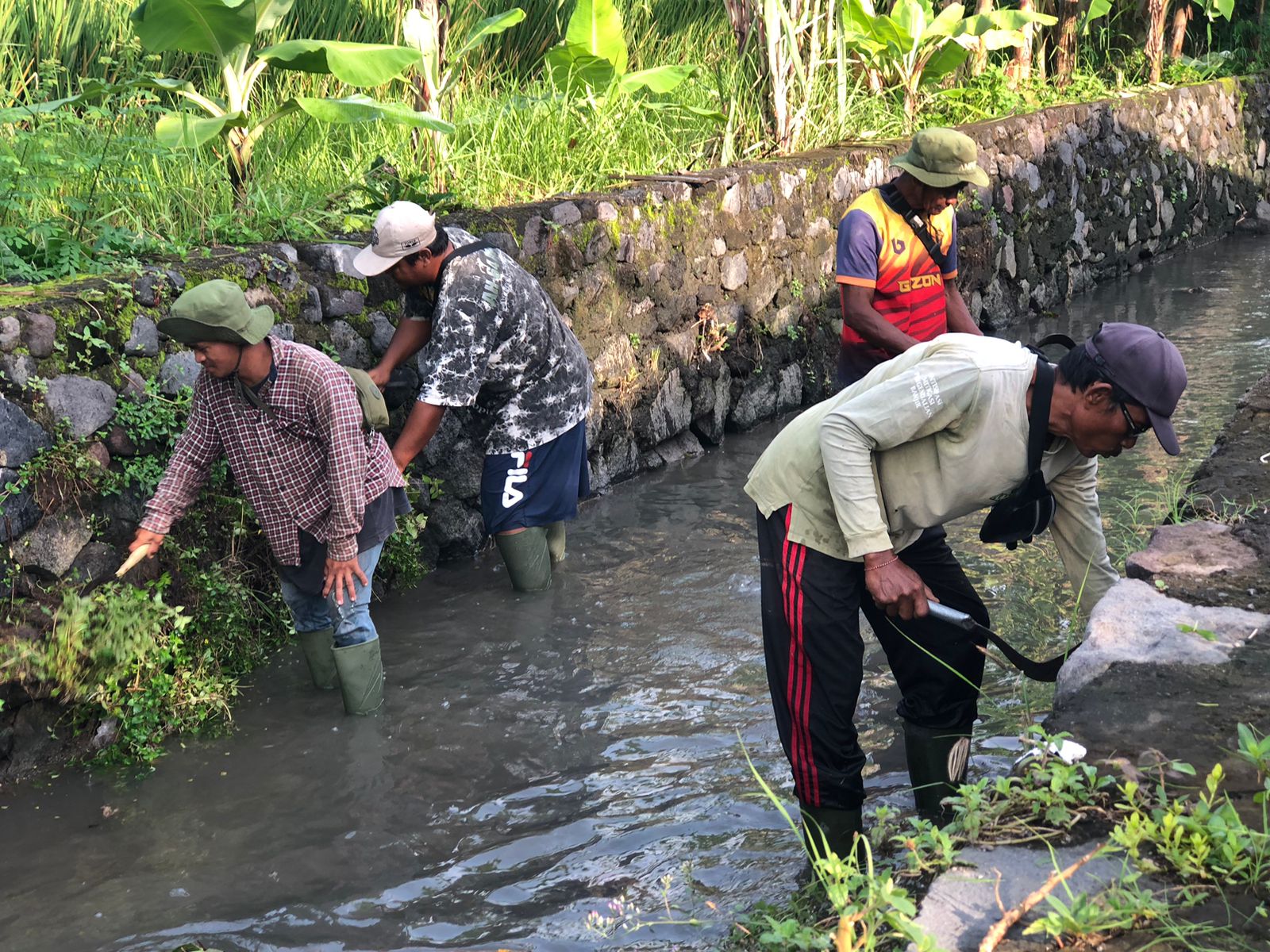 Peringatan Hardenas 2025, Desa Kesiman Kertalangu Bersihkan Sungai di Subak Teba Majalangu