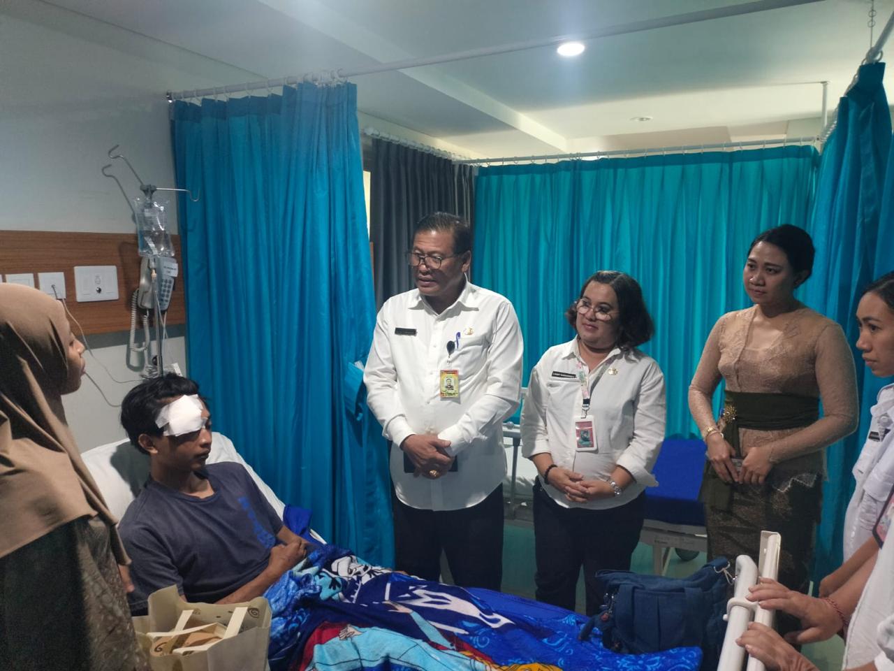 Sekda Alit Wiradana Jenguk Korban Musibah Tanah Longsor di Rumah Sakit