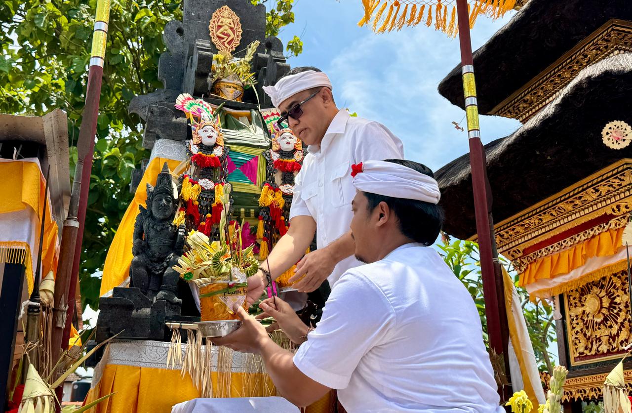 Walikota Jaya Negara Hadiri Upakara Malaspas dan Mupuk Pedagingan di Pura Taman Sari